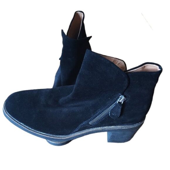 Gentle Souls by Kenneth Cole Black Suede Side Zip Ankle Boots, Size 10M - Picture 1 of 5